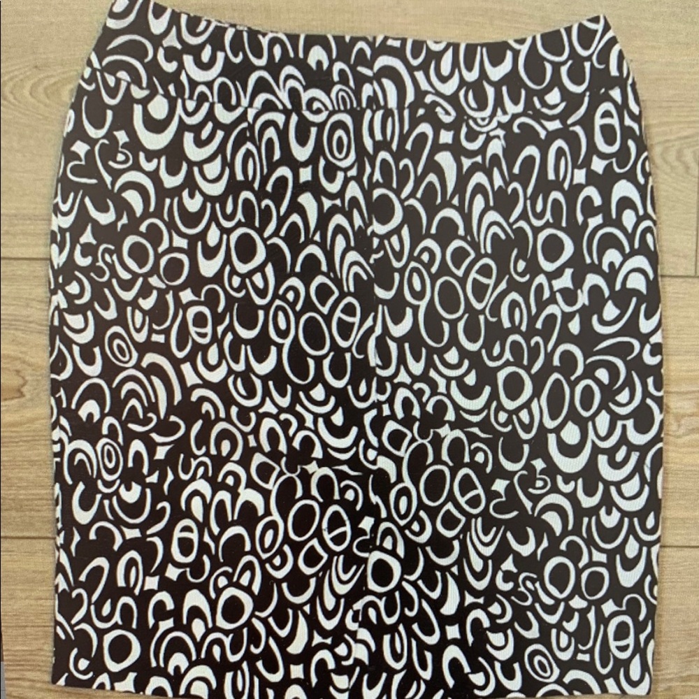 Stylish Black and White Patterned Skirt